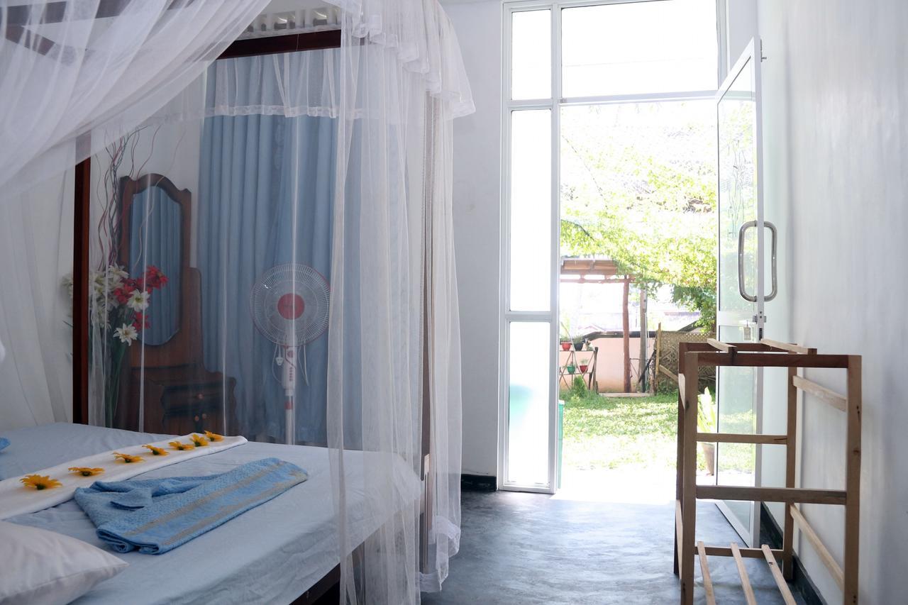 Moon Light Guest Bed & Breakfast มิริสซา ภายนอก รูปภาพ