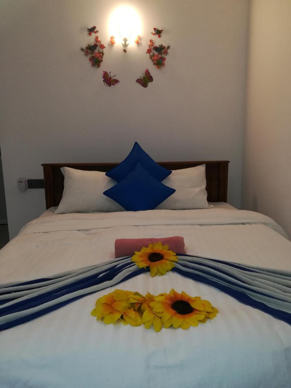 Moon Light Guest Bed & Breakfast มิริสซา ภายนอก รูปภาพ